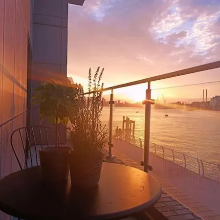 Apartment Snuggle Inn: Riverside With Thames Views