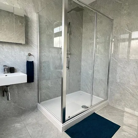 Private Luxury One Bedroom With Parking Apartment