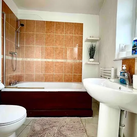 Apartment One-bedroom Flat In Village Cheam