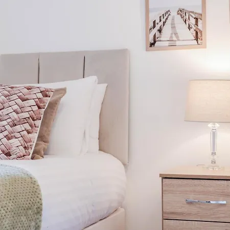 2 Bed - Great Location Apartment
