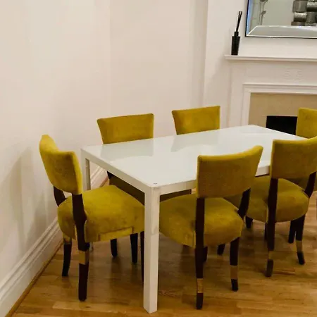 2 Bedroom Flat In Diplomatic Enclave In Kensington * London