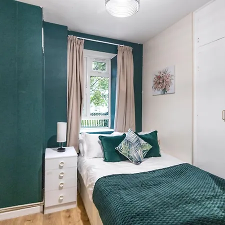 3 Bedroom Flat Near Finsbury Park, Manor House Station Apartment London