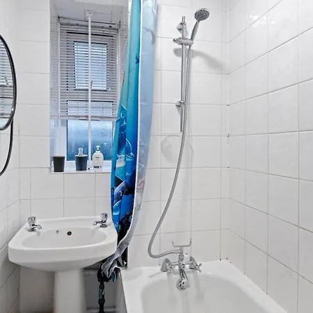 Apartment 3 Bedroom Flat Near Finsbury Park, Manor House Station