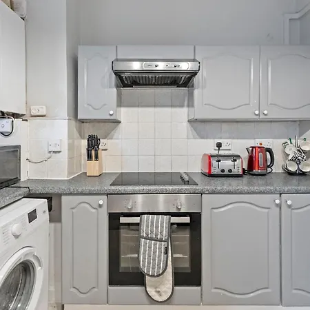 3 Bedroom Flat Near Finsbury Park, Manor House Station Apartment London