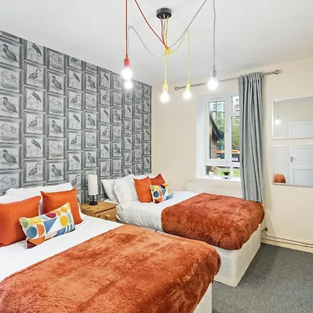 3 Bedroom Flat Near Finsbury Park, Manor House Station Apartment London