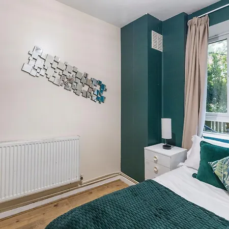 3 Bedroom Flat Near Finsbury Park, Manor House Station Apartment