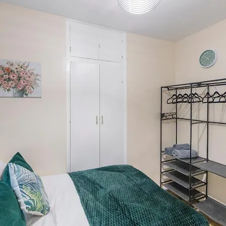 3 Bedroom Flat Near Finsbury Park, Manor House Station Apartment *