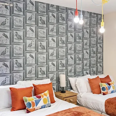 3 Bedroom Flat Near Finsbury Park, Manor House Station Apartment
