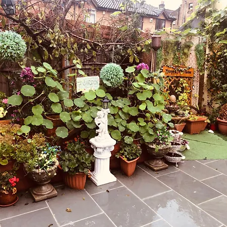 Holiday home Cheerful 4 Bedroom House With Garden Free Parking