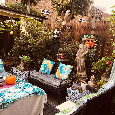 Cheerful 4 Bedroom House With Garden Free Parking *