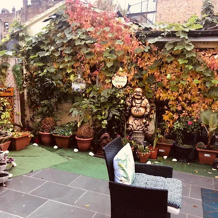 Holiday home Cheerful 4 Bedroom House With Garden Free Parking London