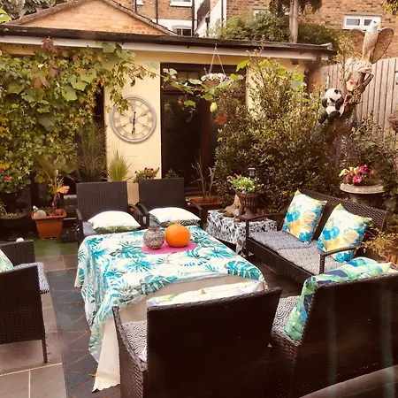 Cheerful 4 Bedroom House With Garden Free Parking Holiday home