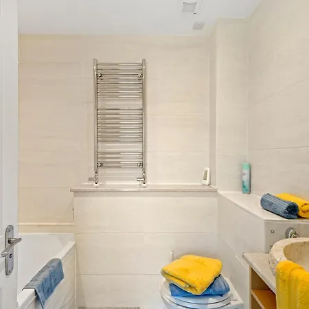 3 Bedroom Mews - Clapham Common - Free Private Parking - Sleeps 5 - Newly Refurbished - Sweetpea & Pillow Ferienhaus London