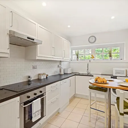 3 Bedroom Mews - Clapham Common - Free Private Parking - Sleeps 5 - Newly Refurbished - Sweetpea & Pillow Hébergement de vacances *