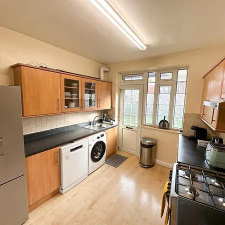 2 Bed Flat - Short Walk From Brent Cross Station