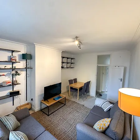 2 Bed Flat - Short Walk From Brent Cross Station Hendon