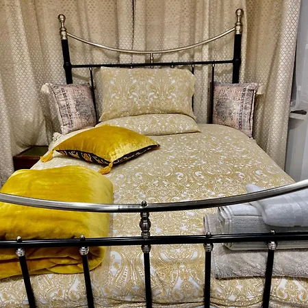 Villa Luxury En-suite 6 Bedroom House - West London *