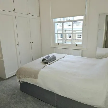 Beautiful Two Bedroom Maisonette In The Heart Of Chelsea Apartment