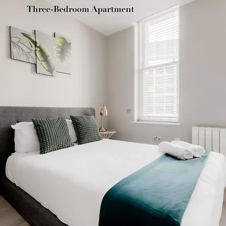 Superb Opposite Edgware Road Station Apartment London