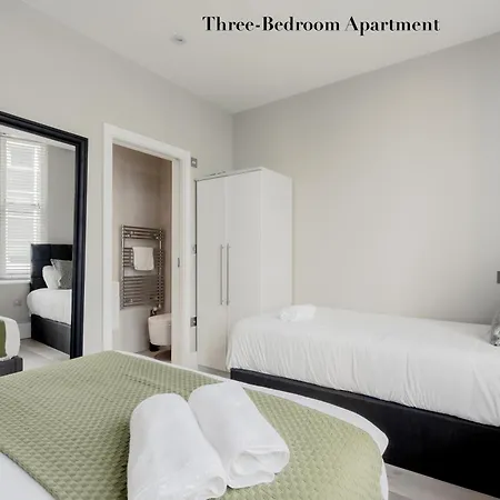 Superb Opposite Edgware Road Station * Londýn