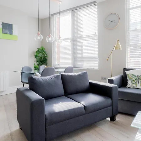 Superb Opposite Edgware Road Station *