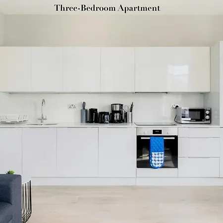 Superb Opposite Edgware Road Station Apartment London