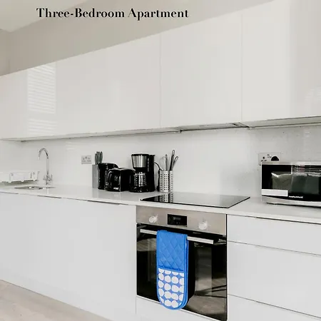 Superb Opposite Edgware Road Station *