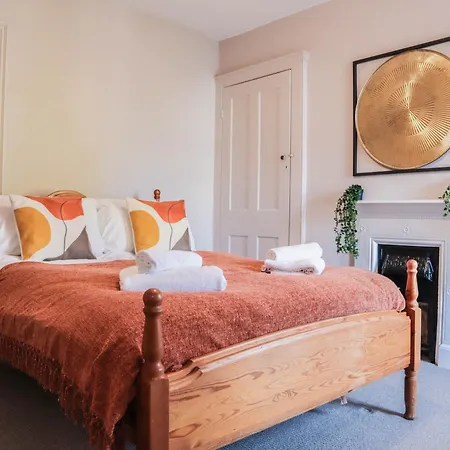 Stunning 5 Bed House In Clapham - Free Wifi!