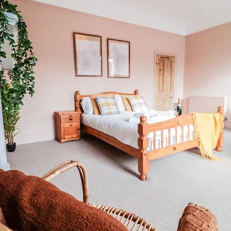 Stunning 5 Bed House In Clapham - Free Wifi! *