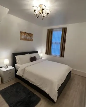 New Look Flat In Waterloo Apartment *