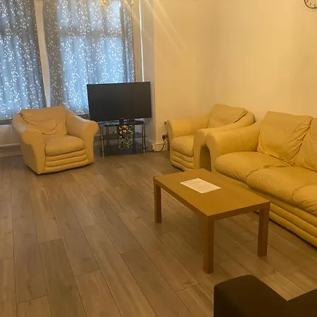 Homely 3 Bedroom Ground Floor Flat *