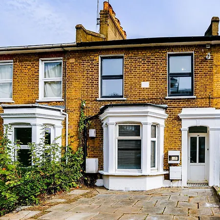 Peckham Plaza Apartment *