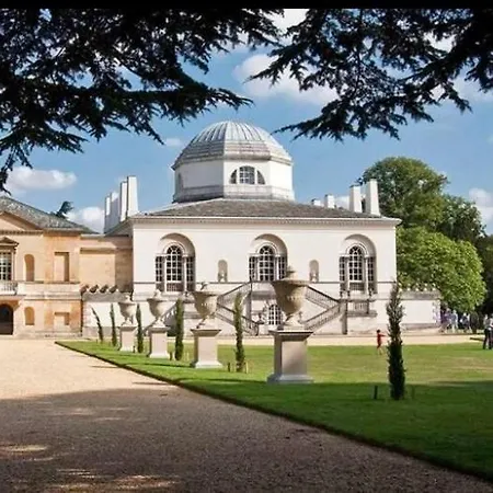 Elegant 2 Bedroom Flat In Chiswick Near Tube Stations Apartment