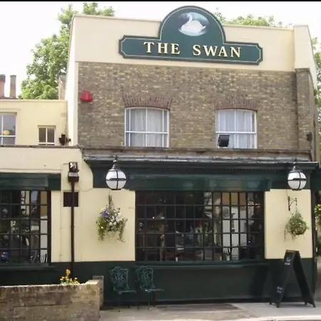 Elegant 2 Bedroom Flat In Chiswick Near Tube Stations