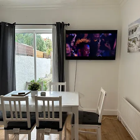 29 Minits To Airport And 29 Mints To Liverpool St London Holiday home Enfield