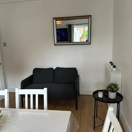 29 Minits To Airport And 29 Mints To Liverpool St London Holiday home Enfield
