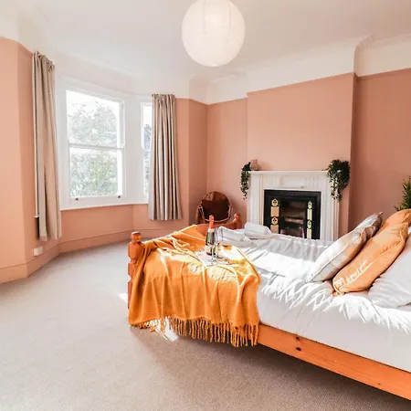 Stunning 5 Bed House In Clapham - Free Wifi! *