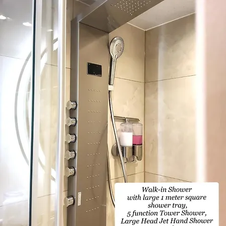 Air Conditioned Modern Double Bed With Private Attached Bathroom - Free Parking - Near London Heathrow Airport & Broadway Bed & Breakfast *