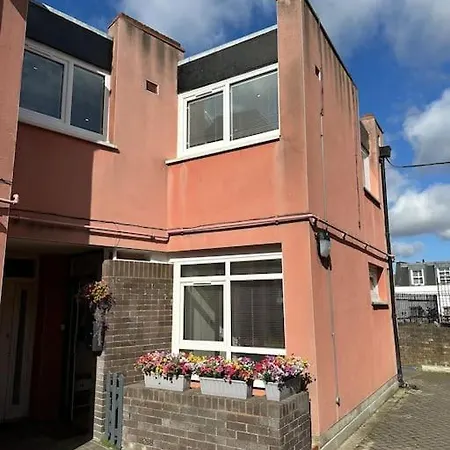 Stylish, Smart & Fun 4 Bed London