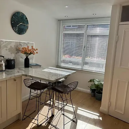 Stylish, Smart & Fun 4 Bed *