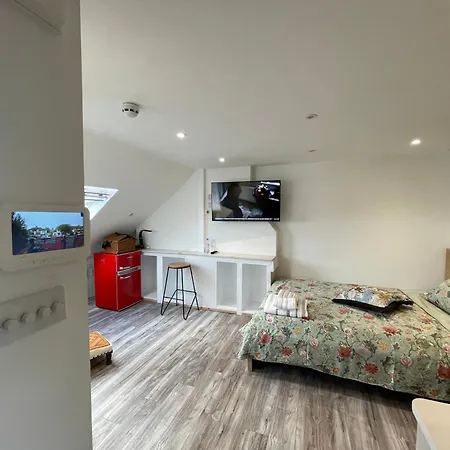 Luxury With En-suite Bathrooms - West London * Harrow on the Hill