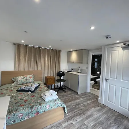 Luxury With En-suite Bathrooms - West London Homestay Harrow on the Hill