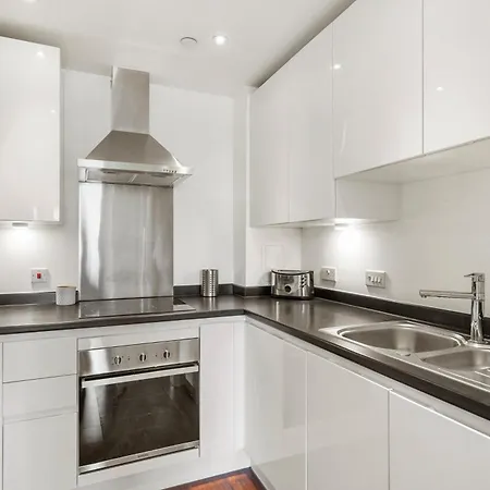 Entire 1 Bedroom Short Term & Flexible Renting Canary Wharf With Free Wifi Apartment