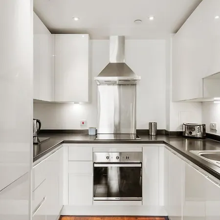 Entire 1 Bedroom Short Term & Flexible Renting Canary Wharf With Free Wifi Apartment London