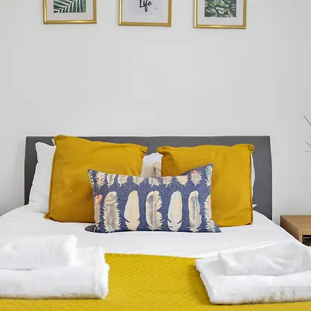 New 1 Bedroom Flat Short Term & Flexible Renting Hackney With Free Wifi Apartment *