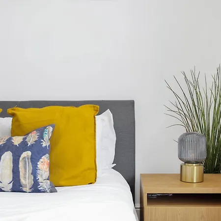 Apartment New 1 Bedroom Flat Short Term & Flexible Renting Hackney With Free Wifi *