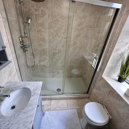 Urluxury 4 Bedroom 5-baths House In Marble Arch, *