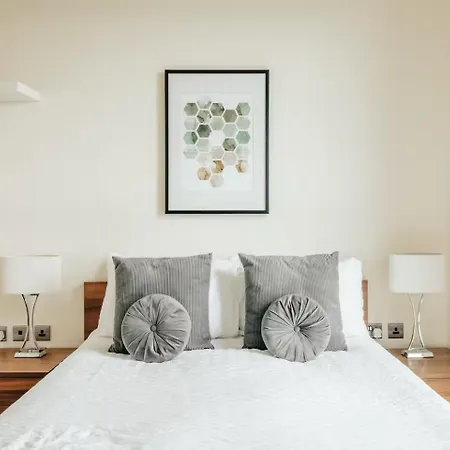 3 Bedroom Penthouse With Private Terrace, Battersea, Nine Elms London