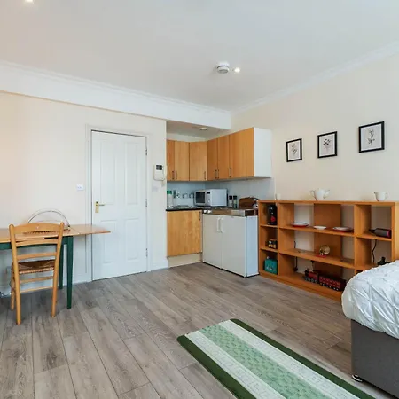 Art Deco Oasis: Hyde Park Adjacent Apartment London