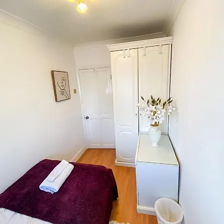 Stunning Modern Cozy 5 Star 3 Bedroom House-free Parking Greater London Metro Stations Hosted By Tony